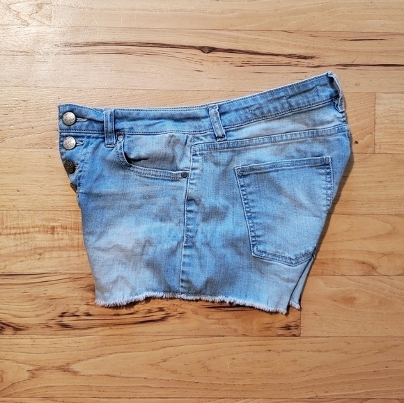 𝅺WILD Blue High Rise Raw Frayed Hem 4 Front Buttons Denim Shorts Size 7 - Picture 6 of 12